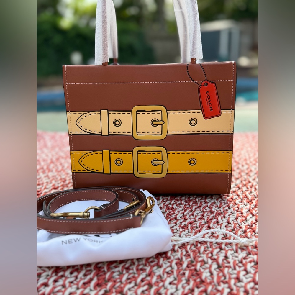 Coach Cashin Carry 22 With Trompe L'oeil Print. NWT. - Picture 1 of 9